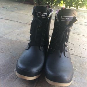 Tommy Hilfiger rain boots great condition !